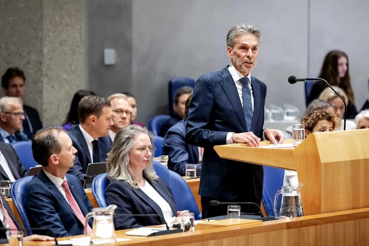 Kitiltották a kormányülésekről a mobilokat – Hollandiában
