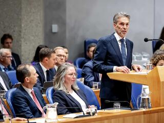 Kitiltották a kormányülésekről a mobilokat – Hollandiában