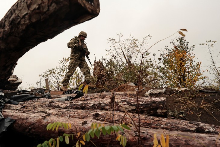 Ukrán katona a fronton Zaporizzsja környékén 2023. november 4-én. Fotó: EPA/KATERYNA KLOCHKO 