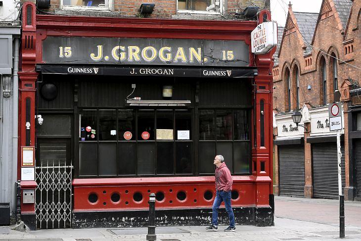 Bezárt pub Dublin központjában 2020. április 22-én. EPA/Aidan Crawley