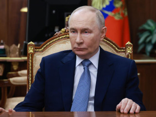 Donald Trump adja át a kilincset Vlagyimir Putyinnak