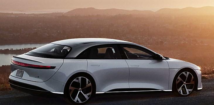 Gyengüléssel várja a forint az MNB-t, fényesen teljesít a Lucid és a Tesla