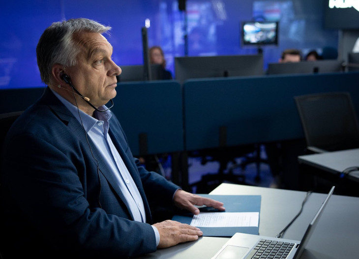 Orbán Viktor előre tekint