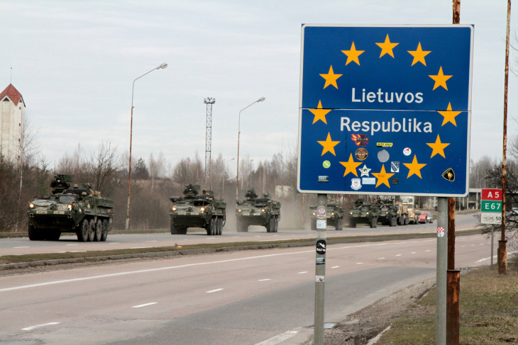 NATO-csapatok a litván-lengyel határon egy hadgyakorlat közben 2015-ben