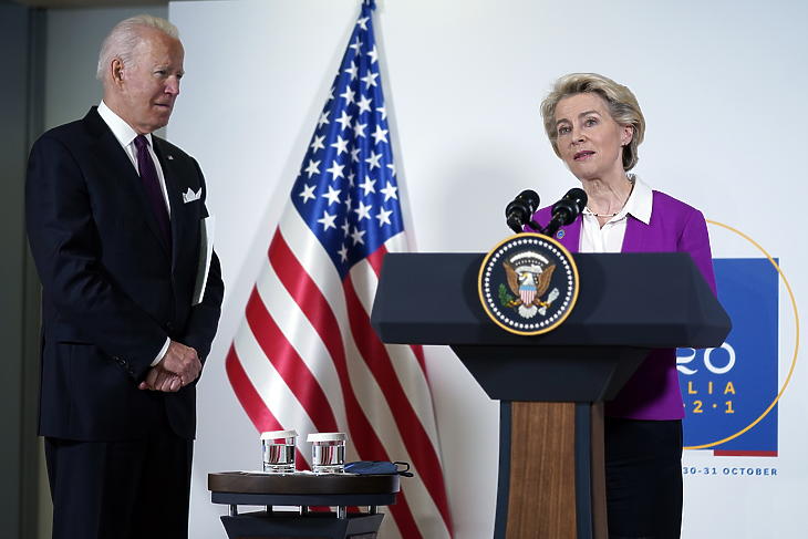 Joe Biden és Ursula von der Leyen sajtótájékoztatót tart a G20 római csúcstalálkozójának második napján, 2021. október 31-én. (Fotó: MTI/AP/Evan Vucci)