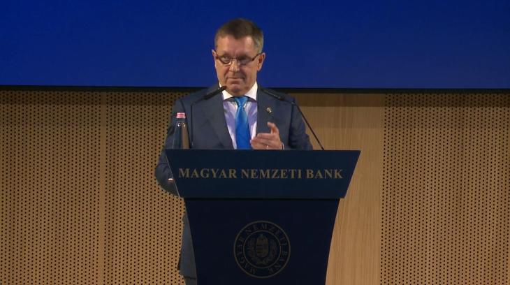 Matolcsy György a Fenntartható egyensúly és felzárkózás című vitairat bemutatásakor. Fotó: Youtube / MNB