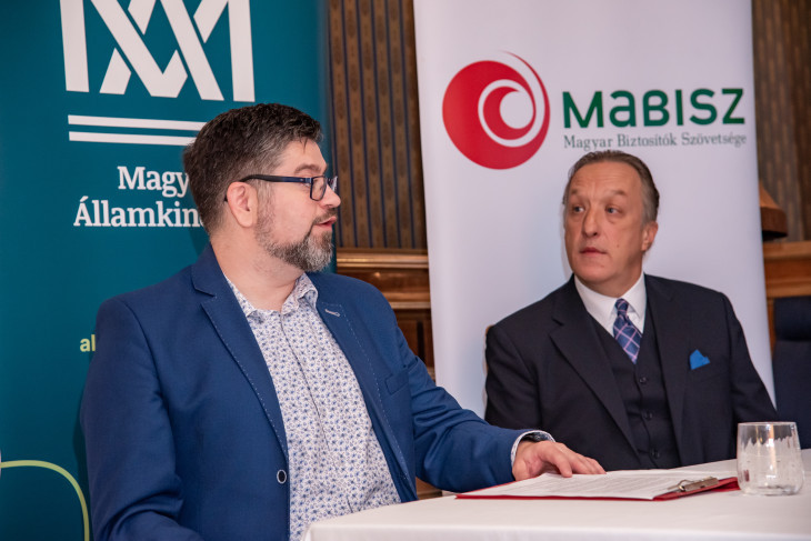 Gáspár András, a Klasszis Média lapigazgatója és Jeney Attila a zsűriben, ők is izgulnak a versenyzőkért.