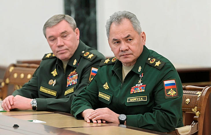 Szergej Sojgu orosz védelmi miniszter és Valerij Geraszimov, az orosz fegyveres erők vezérkari főnöke. Fotó: MTI/AP/Szputnyik/Alekszej Nyikolszkij