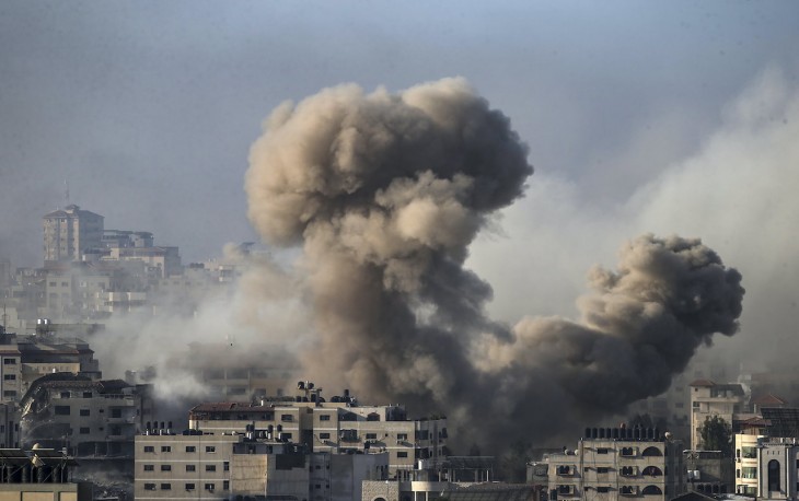 Füst tör a magasba egy izraeli légitámadás után a Gázai övezet dél részén 2023. október 20-án. Fotó: MTI/EPA/Mohamed Szaber