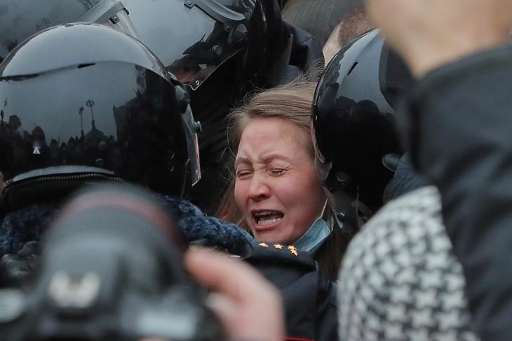 Megteltek a moszkvai rendőrörsök Navalnij-tüntetőkkel