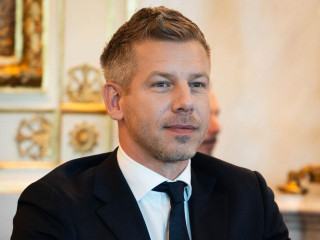 Üzent a hatalomnak Magyar Péter