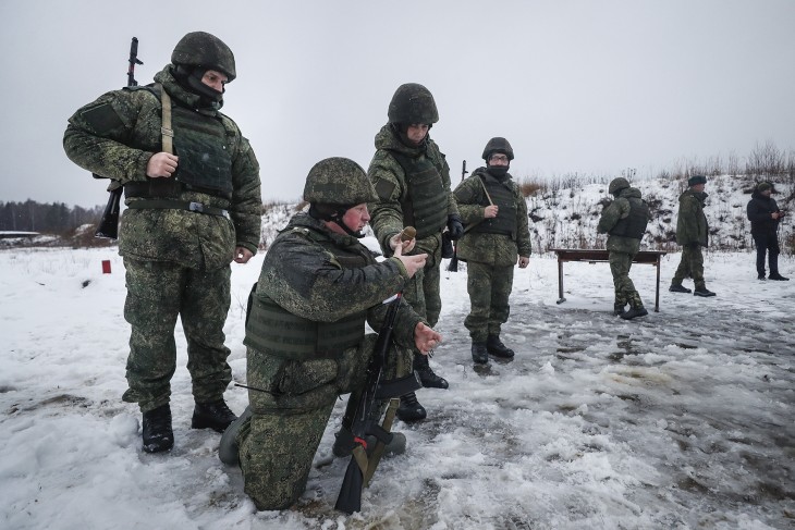Besorozott újoncokat képeznek ki az orosz védelmi minisztérium noginszki gyakorlóterén 2022. december 13-án. Az orosz védelmi miniszter szerint eddig több mint 300 ezer embert képeztek ki az Ukrajna elleni háború miatt szeptember 21-én elrendelt részleges mozgósítás keretében - kemény tél vár az újoncokra. Fotó: MTI/EPA/Jurij Kocsetkov 