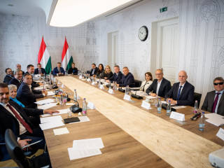 Kormányüléssel kezdték a hetet Magyar Péterék – a kegyelmi botrány is szóba került