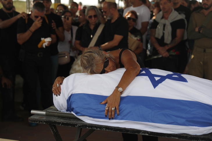 Egy édesanya zokog a zenei fesztiválon meghalt fiának holtteste fölött 2023. október 15-én. Minden gyászolónak joga lenne tudni, tehettek-e volna többet vagy mást szerettük megmentéséért az izraeli fegyveres erők tagjai. Fotó: MTI/EPA/Atef Szafadi