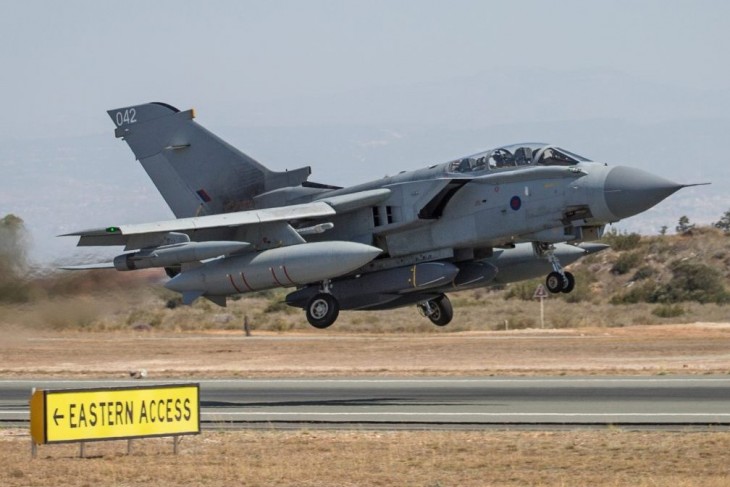 A brit légierő Tornado GR4 típusú vadászgépe két Storm Shadow robotrepülőgéppel felszállás közben. (2019-eas felvétel.) Fotó: Wikipédia/Davidsmith2014 