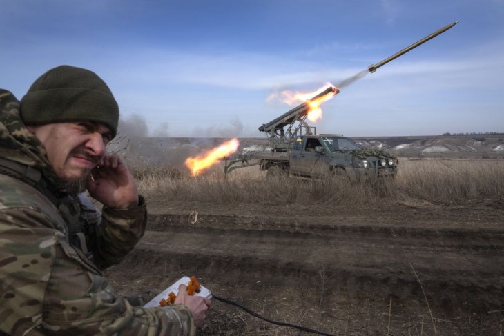 Ukrán katonák rakéta sorozatvető-rendszerrel lövik az orosz állásokat a kelet-ukrajnai Bahmut környékén húzódó fronton. Fotó: MTI/AP/Efrem Lukackij