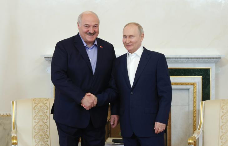 Vlagyimir Putyin orosz elnök kezet fog fehérorosz hivatali partnerével, Aljakszandr Lukasenkával Szentpéterváron 2023. július 23-án. Fotó: MTI/EPA/Szputnyik/Alexander Demjancsuk 