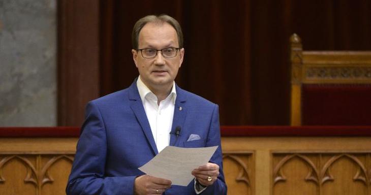 Hoppál Péter, a FIDESZ-KDNP Baranya megyei 1. számú választókörzetének indulója. Fotó: MTI