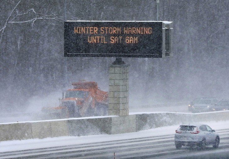 Hóviharra figyelmeztető felirat egy autópályán, a Wisconsin állambeli Madisonben. Fotó: MTI / AP / Wisconsin State Journal / John Hart