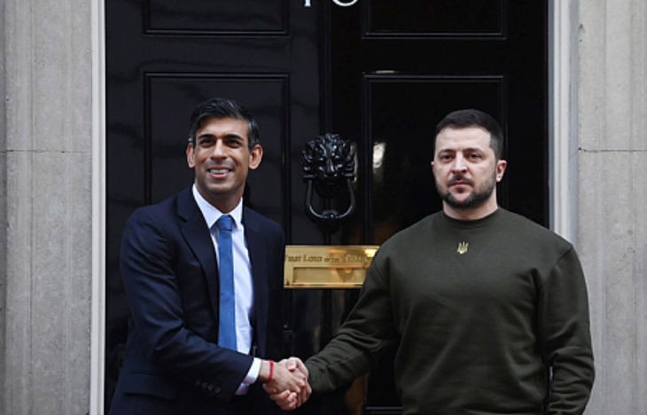 Rishi Sunak brit miniszterelnök (b) üdvözli Volodimir Zelenszkij ukrán elnököt a londoni kormányfői rezidencia, a Downing Street 10. előtt 2023. február 8-án. Zelenszkij az ukrajnai háború 2022. február 24-i kezdete óta először utazott Nagy-Britanniába. Fotó: MTI/EPA/Neil Hall