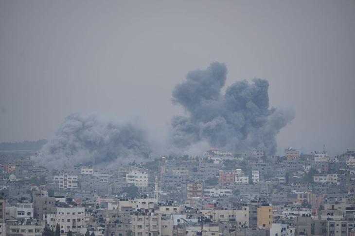 Izraeli légitámadás Gázában 2023. október 9-én. A Gázai övezetet irányító Hamász palesztin iszlamista szervezet október 7-én többfrontos támadást indított Izrael ellen, több mint 700 izraeli életét vesztette, a Hamász elleni izraeli válaszcsapások halálos áldozatainak száma a Gázai övezetben 493, a sebesülteké meghaladja a 2700-at. Fotó: MTI/AP 