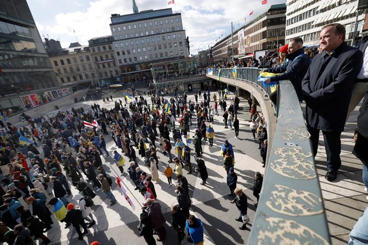 Ukrajna melletti szimpátia-tüntetés Stockholm belvárosában, a Sergels torgon 2022. március 26-án. A demonstráción Stefan Lofven korábbi miniszterelnök (jobbra) is részt vett. Fotó: EPA/FREDRIK PERSSON