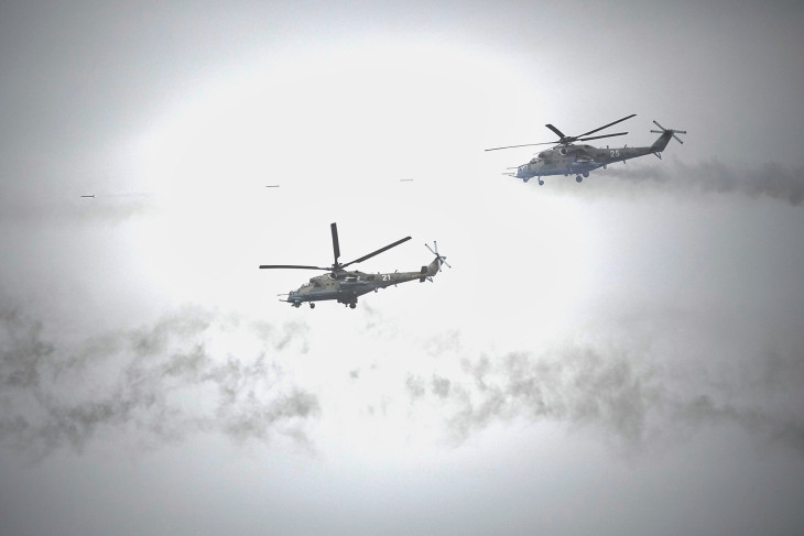 Harci helikopterek a Zapad-2025 hadgyakorlaton a fehéroroszországi Bariszav közelében 2025. szeptember 15-én – az ukrán légtérben perceik se lennének hátra