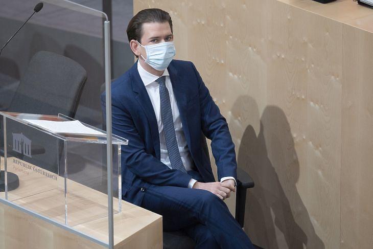 A nap képe: ez a kormányfő már felvette a maszkot  