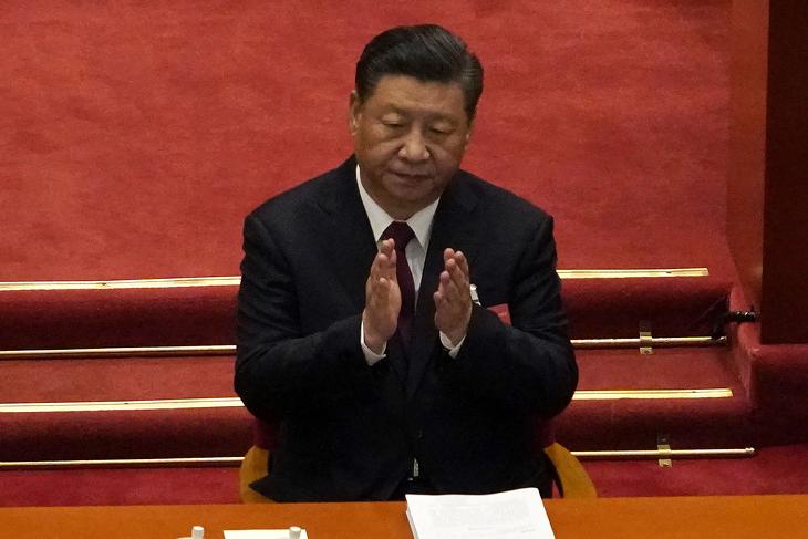  Hszi Csin-ping kínai elnök tapsol a kínai parlament, az Országos Népi Gyűlés éves ülésszakának megnyitóján a pekingi Nagy Népi Csarnok üléstermében 2021. március 5-én. Illusztráció. Fotó: MTI/AP/Andy Wong
