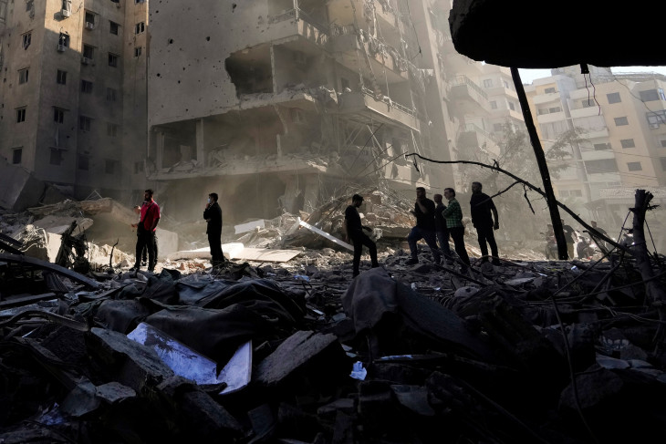 Emberek a Hezbollah néhai vezetője, Haszan Naszralláh sejk elleni izraeli légicsapás helyszínén, Bejrút Dahíja nevű déli negyedében 2024. szeptember 29-én