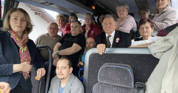 Buszokkal szállították fel a vidéki fideszeseket Orbán Viktort élőben...