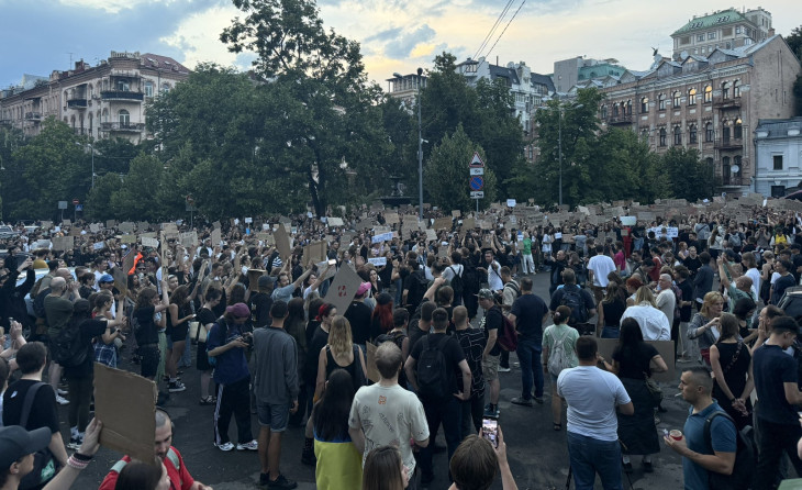 Kijevben sokan összegyűltek, hogy tiltakozzanak Volodimir Zelenszkij, és új rendelkezése ellen 