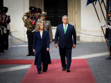 A Miniszterelnöki Sajtóiroda által közreadott képen Giorgia Meloni olasz kormányfő fogadja hivatalában Orbán Viktor miniszterelnököt Rómában 2024. június 24-én. 
