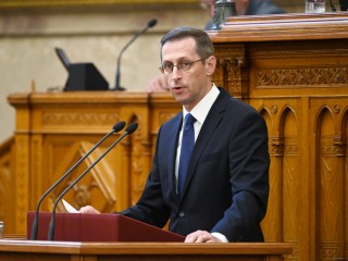 Varga Mihály pénzügyminiszter az expozéját tartja a Magyarország 2023. évi központi költségvetéséről szóló törvényjavaslat vitájában az Országgyűlés rendkívüli plenáris ülésén 2022. június 22-én. MTI/Bruzák Noémi
