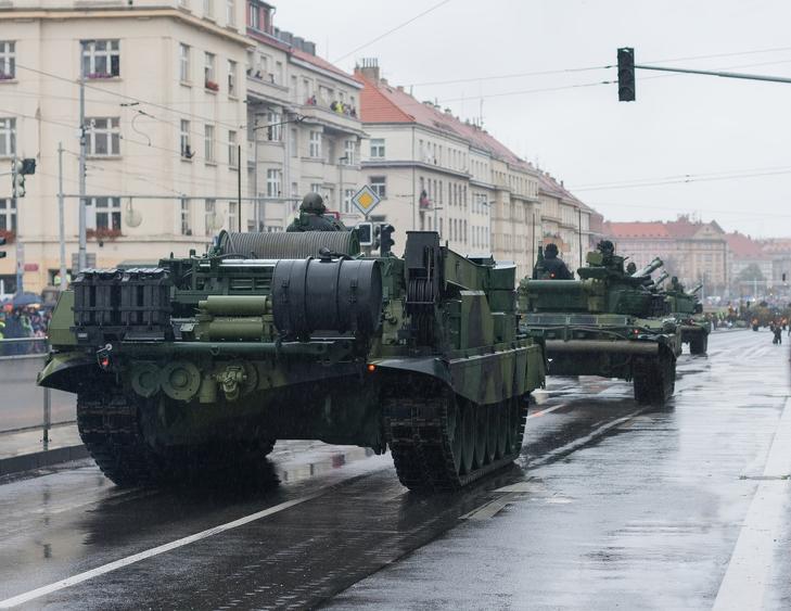 Cseh páncélosok Prága utcáin, egy katonai felvonuláson. Amerikai technikát és katonákat is szívesen látna az országban a kormány. Fotó: Depositphotos
