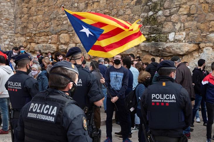 A katalán függetlenség-párti tüntetők is jelen voltak.  EPA/ENRIC FONTCUBERTA