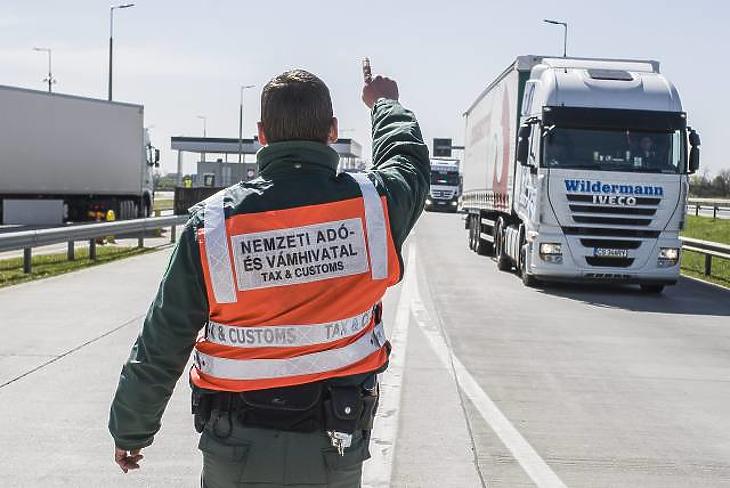 Megtiltják az adóellenőröknek, hogy mobilt vagy húszezrest vigyenek munkába