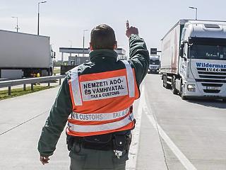 Megtiltják az adóellenőröknek, hogy mobilt vagy húszezrest vigyenek munkába