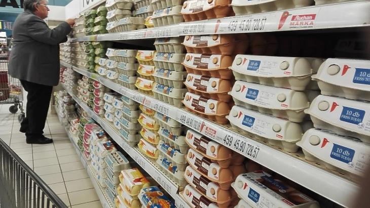 Páros lábbal szállnak az áruházak a tojástermelésbe a gazdák szerint