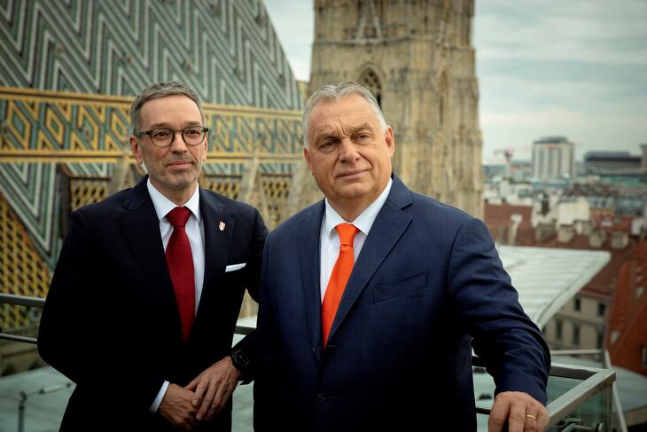 Herbert Kickl és Orbán Viktor találkozója Bécsben 2024. októberében. Senki mással nem jön ki ilyen jól az osztrák politikus?