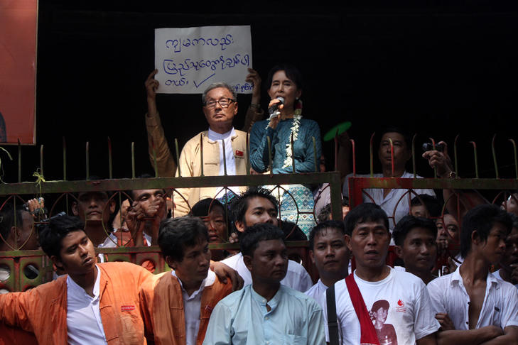 Aung Szan Szu (a képen mikrofonnal) 33 éves börtönbüntetést kapott. Fotó: Wikipedia