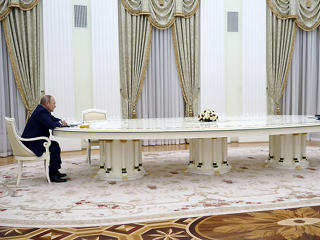 Megvan, miért küldte Putyin a gigaasztal végére Macront