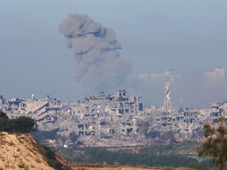 Füst száll fel a Gázai övezet északi részén fekvő Beit Hanon városából egy izraeli légicsapás következtében, az izraeli Szderótból nézve, 2023. november 4-én. Az Izraeli Védelmi Erők (IDF) és a palesztin egészségügyi hatóság szerint több mint 9100 palesztin és legalább 1400 izraeli halt meg azóta, hogy a Hamász fegyveresei október 7-én a Gázai övezetből támadást indítottak Izrael ellen, amelyet követően izraeli hadműveletek indultak a Gázai övezetben és Ciszjordániában. Fotó: EPA / Atef Safadi