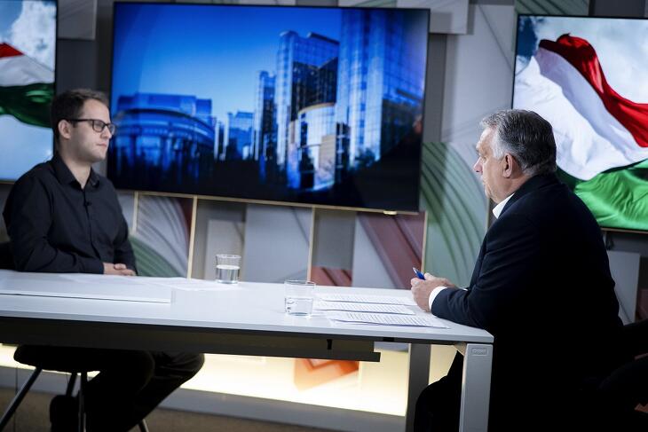 Orbán Viktor szokásos politikai lózungjai mellett ezúttal jutott idő gazdasági témára is