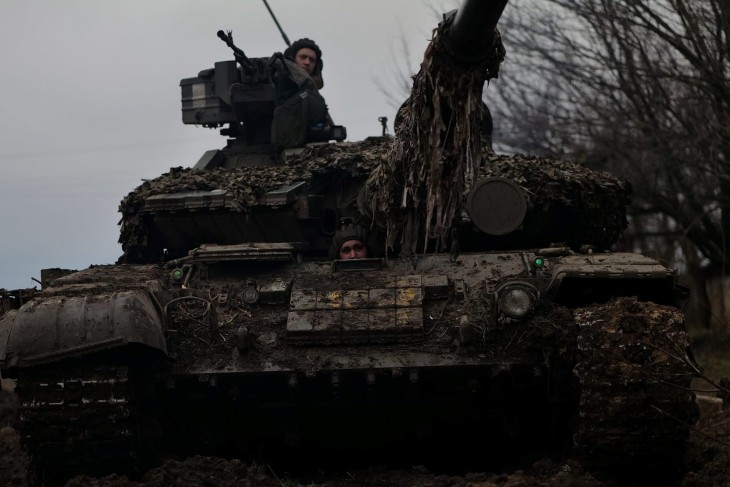 Ukrán katonák a fronton – az ukrán GDP több mint harmadát elviszi a háború