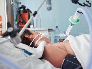 Negyvenöt ember életéért küzdenek a lélegeztetőgépek