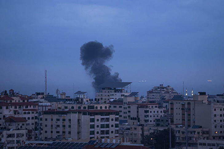 Egy 2023. februári izraeli légicsapás füstje Gáza felett. Fotó: MTI/AP/Fatima Shbair