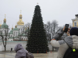 Karácsonyfa a kijevi Szent Zsófia-székesegyház mellett 2025. december 1-jén, az Ukrajna elleni orosz háború alatt.
