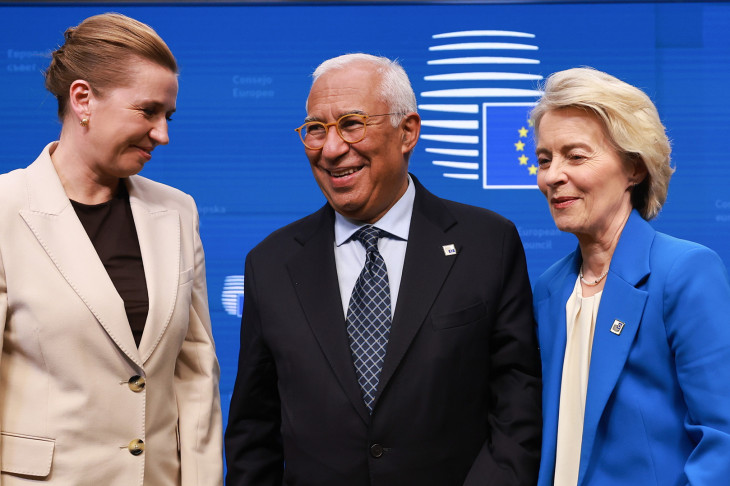Mette Frederiksen, az Európai Unió Tanácsának féléves elnökségét betöltő Dánia miniszterelnöke, António Costa, az Európai Tanács elnöke és Ursula von der Leyen, az Európai Bizottság elnöke (b-j) az uniós tagállamok csúcstalálkozója után Brüsszelben 2025. december 19-én  
