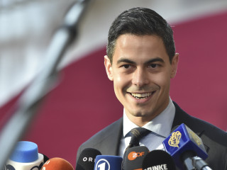 A nap képe: szemtelenül fiatal miniszterelnök mutatkozott be az EU-csúcson